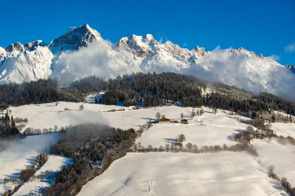 Hermoso Paisaje Idílico Invierno Impresionante Cordillera Árboles Nevados Cielo Azul —  Fotos de Stock