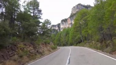 Cuenca ve Fuertescusa yakınlarındaki Serrania de Cuenca 'ya gidiyorum. Cehenneme açılan kapı, Puerta del Infierno, Tuneles excavados en roca del Rio Escabas, İspanya Avrupa.