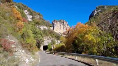 İspanya 'nın Navarre Özerk Topluluğu' ndaki Pireneler 'deki Salazar Nehri' nin Foz de Arbayun kanyonundan geçerek,