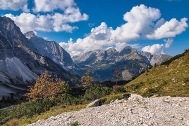 Eng 'den şahin kulübesine, Karwendel dağlarına, Avusturya' daki Tyrol 'e kadar Ahornboden' da yürüyüş.