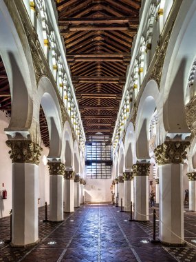İspanya 'nın tarihi merkezi Toledo' daki Antik Sinagoga de Santa Maria La Blanca 'da beyaz kemerler. 1180 yılında inşa edildi ve Avrupa 'nın en eski sinagog binası olarak kabul edildi.
