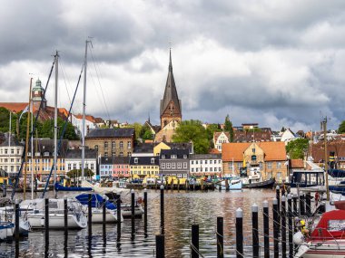Flensburg, Almanya - 27 Mayıs 2021: Arka planda St. Jorgen Kilisesi 'nin Flensburg limanındaki yelkenli tekneleri. Almanya 'da Schleswig-Holstein, Avrupa
