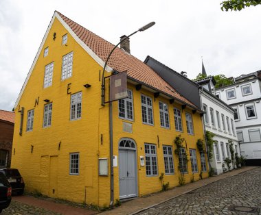 Flensburg, Almanya - 27 Mayıs 2021: Pilkentafel Tiyatro Atölyesi Cephesi, Flensburg, Almanya. 1983 'te kurulan tiyatronun adı Pilkentafel adında bir sokaktan gelmektedir.