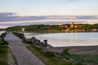 Flensburg, Almanya - 27 Mayıs 2021: Flensburg Deniz Okulu 'nun tarihi binası gün batımında. Almanya 'da Schleswig-Holstein, Avrupa