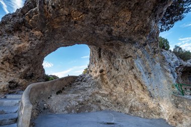 Şeytanın penceresi. Ventano del Diablo. Villalba de la Sierra, Küba, İspanya - Avrupa. El Ventano del Diablo mağara şeklinde doğal bir bakış açısıdır.