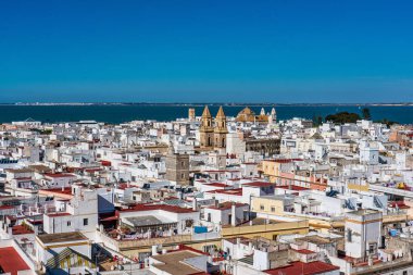 Cadiz, Endülüs, İspanya 'daki Tavira kulesinden eski şehir çatılarının panoramik görüntüsü