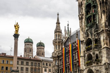 Marienplatz belediye binası ve Almanya 'nın Münih kentindeki Frauenkirche manzarası