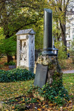 Tarihi mezar taşlarıyla ünlü Münih Eski Kuzey Mezarlığı manzarası. Cenazeler 1944 'ten beri burada yapılmadı. Bunun yerine mezarlık bir park olarak kullanılıyor..