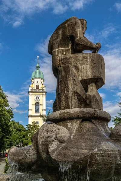 St. Joseph 'in önündeki çeşme, Almanya' da Maxvorstadt, Münih, Bavyera 'da bulunan bir Roma Katolik kilisesi..