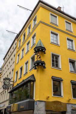Münih, Almanya - Temmuz 07, 2021: Avrupa 'da Münih, Bavyera, Almanya' da Sendlinger Caddesi 'ndeki sarı atölye binası