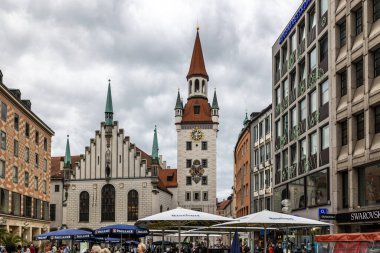 Münih, Almanya - Temmuz 07, 2021: Münih 'in merkez meydanında yer alan Eski Belediye Binası ana dekorasyonlarından biridir. Bu bina 15. yüzyılın sonlarında inşa edildi. Münih, Almanya.