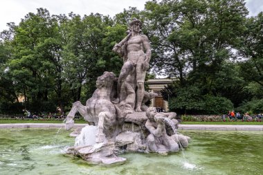 Münih, Almanya - Temmuz 07, 2021: Münih şehir merkezi yakınlarındaki eski Botanik Bahçesi Neptün Çeşmesi