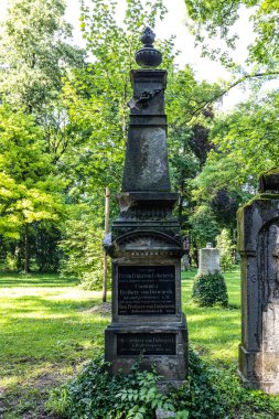 Münih, Almanya - Temmuz 09, 2021: Tarihi mezar taşlarıyla ünlü Münih Eski Kuzey Mezarlığı manzarası. Cenazeler 1944 'ten beri burada yapılmadı. Bunun yerine mezarlık bir park olarak kullanılıyor.