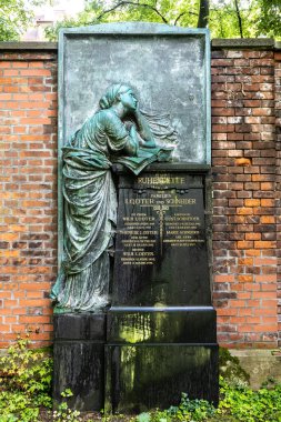 Münih, Almanya - Temmuz 09, 2021: Tarihi mezar taşlarıyla ünlü Münih Eski Kuzey Mezarlığı manzarası. Cenazeler 1944 'ten beri burada yapılmadı. Bunun yerine mezarlık bir park olarak kullanılıyor.