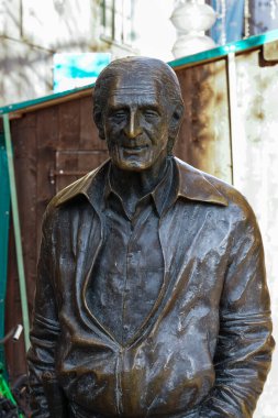 Münih, Almanya - 17 Ekim 2021: Siegfried Heykeli, Sigi Sommer, Almanya 'nın Münih kentinde bir Alman yazar ve gazeteci..