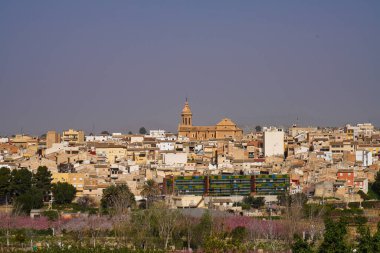 Kilisesiyle Cieza, İspanya 'nın Murcia bölgesindeki Parroquia Nuestra Senora de La Asuncion