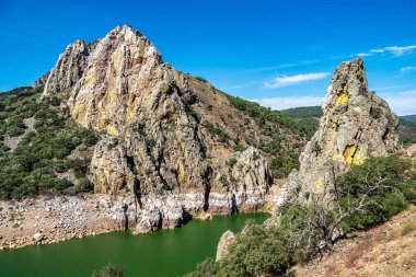 Monfrague Ulusal Parkı 'ndaki Salto del Gitano çevresindeki manzara. Caceres, Extremadura, İspanya.