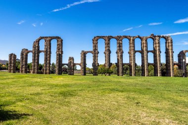 Acueducto de los Milagros, Merida, Extremadura, İspanya 'daki Mucizevi Aqueduct Roma su kemeri köprüsü olup, Roma' nın Emerita Augusta kolonisine su sağlamak için inşa edilmiştir.