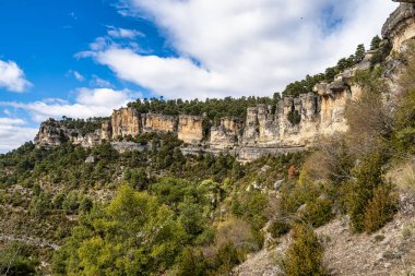 İspanya 'nın Una kentindeki Serrania de Cuenca' nın panoramik manzarası. Una, Cuenca, İspanya 'da yürüyüş patikaları La Raya ve El Escaleron