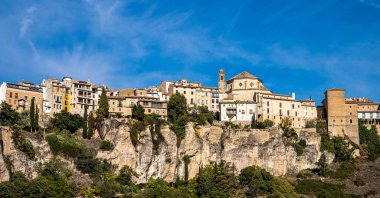Casas Colgadas, Asma Evleri. İspanya, Castilla La Mancha 'daki ortaçağ Cuenca kasabasında asılı evler.