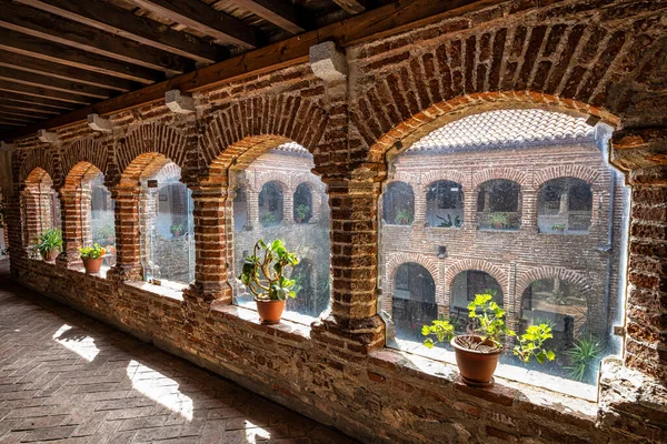 13. yüzyılda kurulan Calera de Leon 'daki Tentudia Manastırı' nın içinde. Badajoz ili, Extremadura, İspanya