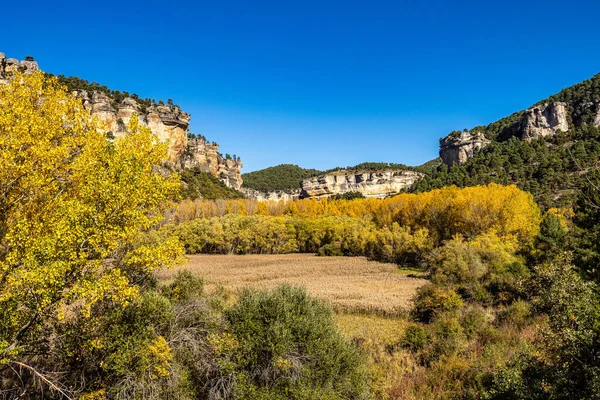 İspanya 'nın Una kentindeki Sierra de Cuenca' nın panoramik manzarası. Una, Cuenca, İspanya 'da yürüyüş patikaları La Raya ve El Escaleron