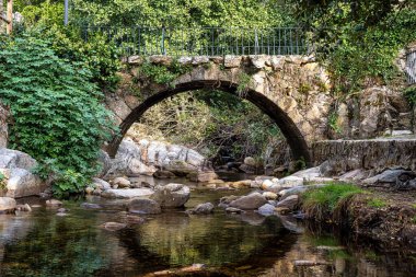 Küçük Casas del Monte köyünde doğal yüzme havuzu, Extremadura, İspanya