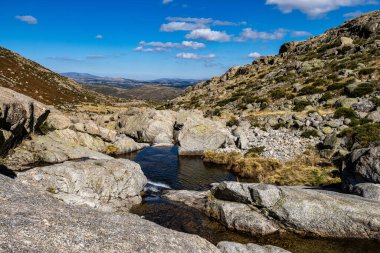 Avrupa 'daki Avila Kastilya Leon Gölü' ndeki Gredos dağları