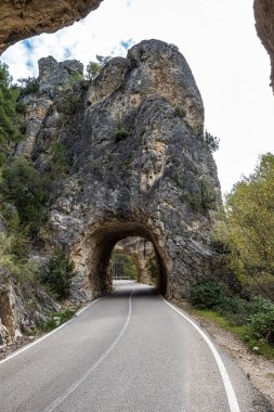 Cuenca ve Fuertescusa yakınlarındaki Serrania de Cuenca 'da tünel çukuru. Cehenneme açılan kapı, Puerta del Infierno, Tuneles excavados en roca del Rio Escabas, İspanya Avrupa.