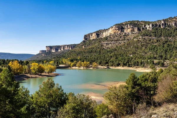 山の湖ラ鳥羽貯水池とロッキー風景 スペインのセラニア クエンカ スペインのクエンカ — ストック写真