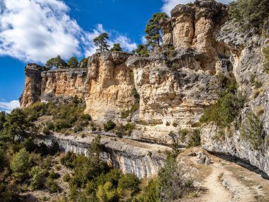 İspanya 'nın Una kentindeki Serrania de Cuenca' nın panoramik manzarası. Una, Cuenca, İspanya 'da yürüyüş patikaları La Raya ve El Escaleron