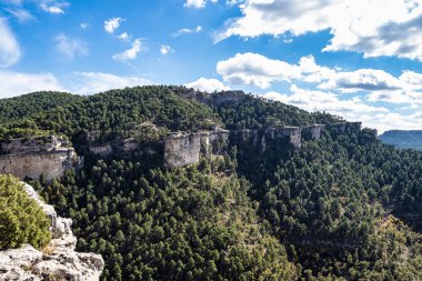 İspanya 'nın Una kentindeki Serrania de Cuenca' nın panoramik manzarası. Una, Cuenca, İspanya 'da yürüyüş patikaları La Raya ve El Escaleron