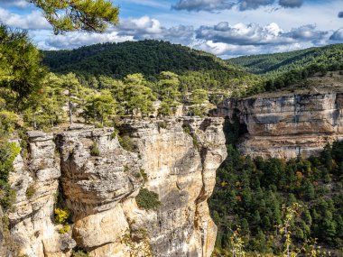İspanya 'nın Una kentindeki Serrania de Cuenca' nın panoramik manzarası. Una, Cuenca, İspanya 'da yürüyüş patikaları La Raya ve El Escaleron