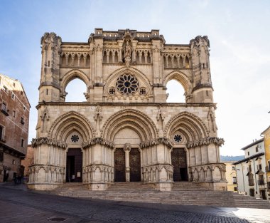 İspanya 'nın Castilla La Mancha kentindeki Cuenca' da ortaçağ katedralinin ön cephesi Gotik tarzda.