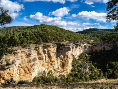 İspanya 'nın Una kentindeki Serrania de Cuenca' nın panoramik manzarası. Una, Cuenca, İspanya 'da yürüyüş patikaları La Raya ve El Escaleron