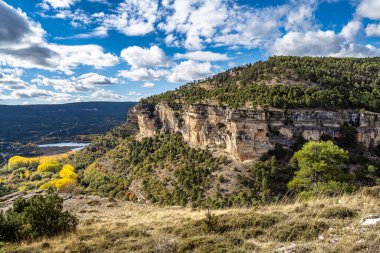 İspanya 'nın Una kentindeki Serrania de Cuenca' nın panoramik manzarası. Una, Cuenca, İspanya 'da yürüyüş patikaları La Raya ve El Escaleron