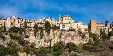 Casas Colgadas, Asma Evleri. İspanya, Castilla La Mancha 'daki ortaçağ Cuenca kasabasında asılı evler.