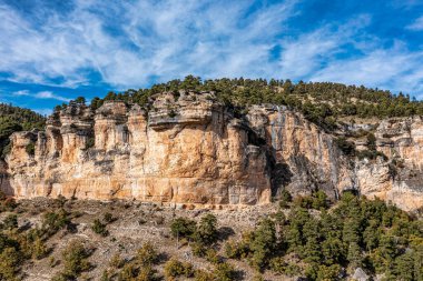 İspanya 'nın Una kentindeki Serrania de Cuenca' nın panoramik manzarası. Una, Cuenca, İspanya 'da yürüyüş patikaları La Raya ve El Escaleron