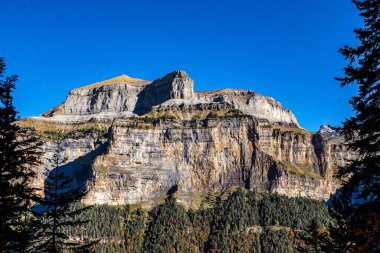 Ordesa ve Monte Perdido Ulusal Parkı, Pireneler, İspanya Aragon 'da sonbahar manzarası.