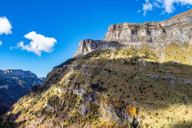 Ordesa ve Monte Perdido Ulusal Parkı, Pireneler, İspanya Aragon 'da sonbahar manzarası.