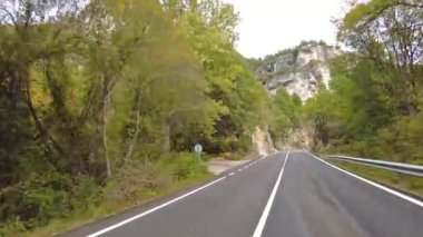 Hoz de Beteta, Cuenca, Castilla la la Mancha, İspanya 'daki Tobar' ın geniş lagünündeki karistik uçurumlar boyunca sürerken Cuenca 'nın sıradağlarının manzaraları