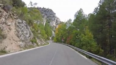 Hoz de Beteta, Cuenca, Castilla la la Mancha, İspanya 'daki Tobar' ın geniş lagünündeki karistik uçurumlar boyunca sürerken Cuenca 'nın sıradağlarının manzaraları