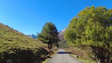 İspanya 'da sonbaharda Pireneler' de, İspanya 'da Avrupa' da Hecho Vadisi 'nde araba sürmek