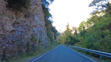 İspanya 'nın Navarre Özerk Topluluğu' ndaki Pireneler 'deki Salazar Nehri' nin Foz de Arbayun kanyonundan geçerek,
