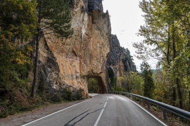Cuenca ve Fuertescusa yakınlarındaki Serrania de Cuenca 'da tünel çukuru. Cehenneme açılan kapı, Puerta del Infierno, Tuneles excavados en roca del Rio Escabas, İspanya Avrupa.