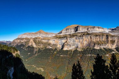 Ordesa ve Monte Perdido Ulusal Parkı, Pireneler, İspanya Aragon 'da sonbahar manzarası.