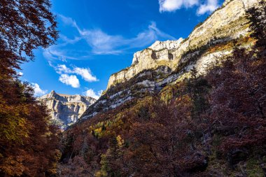 Ordesa ve Monte Perdido Ulusal Parkı, Pireneler, İspanya Aragon 'da sonbahar manzarası.