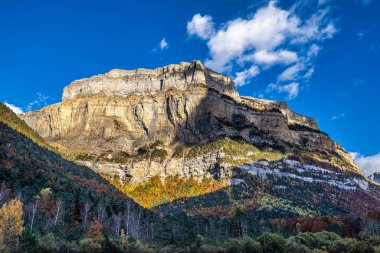 Ordesa ve Monte Perdido Ulusal Parkı, Pireneler, İspanya Aragon 'da sonbahar manzarası.
