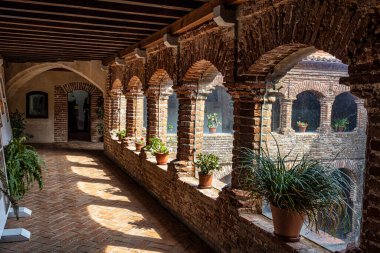 13. yüzyılda kurulan Calera de Leon 'daki Tentudia Manastırı' nın içinde. Badajoz ili, Extremadura, İspanya