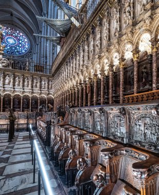 Toledo 'daki Aziz Mary Katedrali' nin içi, Toledo, İspanya 'daki bir Roma Katolik katedrali olan Santa Maria de Toledo Katedrali.